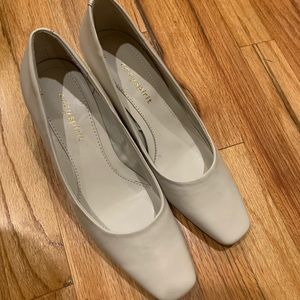 🎁 Classic off-white heels